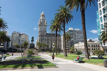 The mausoleum of Artigas and the palace Palacio Salvo - Department of Montevideo - URUGUAY. Photo #66630