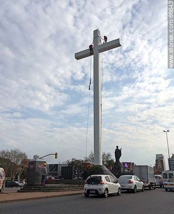 Mantenimiento en la cruz del Papa Juan Pablo II - Departamento de Montevideo - URUGUAY. Foto No. 66643