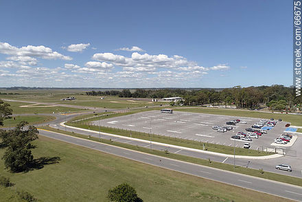 Vista aérea del estacionamiento de Centro de Convenciones y el aeropuerto de El Jagüel - Punta del Este y balnearios cercanos - URUGUAY. Foto No. 66675
