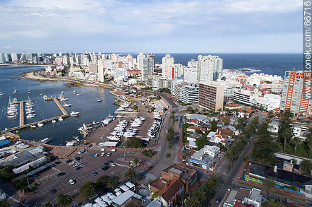 Vista aérea de la Rambla Artigas y la calle Juan Díaz de Solís - Punta del Este y balnearios cercanos - URUGUAY. Foto No. 66716