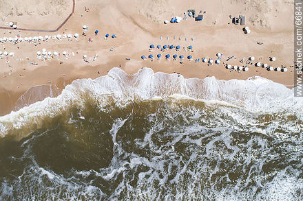 Vista cenital de la orilla de una playa - Punta del Este y balnearios cercanos - URUGUAY. Foto No. 66841
