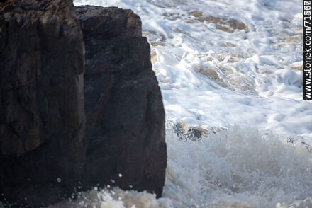 El mar rompiendo sobre las rocas en una sudestada - Departamento de Maldonado - URUGUAY. Foto No. 71238