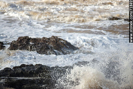 El mar rompiendo sobre las rocas en una sudestada - Departamento de Maldonado - URUGUAY. Foto No. 71243