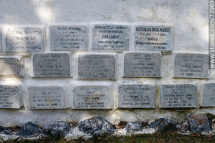 Funeral plaques on a wall in the shape of a bird. Pachucos, Banda Oriental - Tacuarembo - URUGUAY. Photo #73969