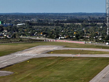 Vista aérea de la cabecera de la pista 24 - Departamento de Canelones - URUGUAY. Foto No. 78518