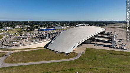 Vista aérea del aeropuerto, el estacionamiento y las mangas de acceso a los aviones - Departamento de Canelones - URUGUAY. Foto No. 78523