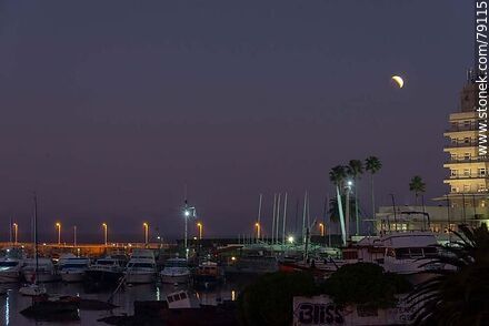 Eclipse parcial de luna al anochecer con el entorno del Yatcht Club el 16 de julio de 2019 - Department of Montevideo - URUGUAY. Photo #79115