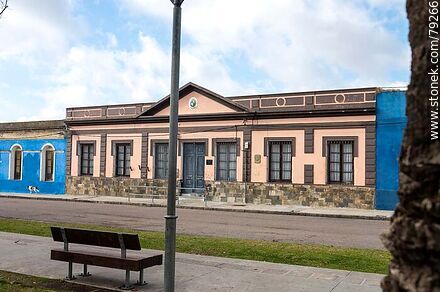 Escuela frente a la plaza - Departamento de Maldonado - URUGUAY. Foto No. 79266