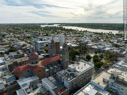 Vista aérea de la plaza y catedral de Mercedes - Departamento de Soriano - URUGUAY. Foto No. 81096