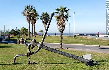 Iron anchor - Department of Montevideo - URUGUAY. Photo #81788