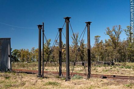 Estación de trenes de Merinos. Columnas de hierro que sostenían un tanque de agua - Departamento de Río Negro - URUGUAY. Foto No. 83167