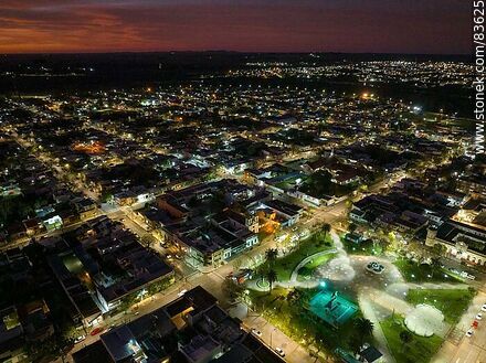 Vista aérea nocturna de la plaza Artigas y manzanas adyacentes - Departamento de Artigas - URUGUAY. Foto No. 83625