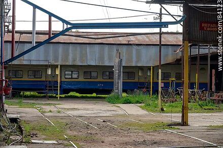 Estación de trenes de Paysandú. Vagón de pasajeros en el taller - Departamento de Paysandú - URUGUAY. Foto No. 84123
