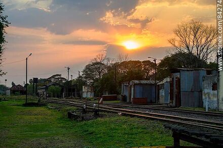Sol naciendo por detrás de los corralones de AFE - Departamento de Salto - URUGUAY. Foto No. 84274