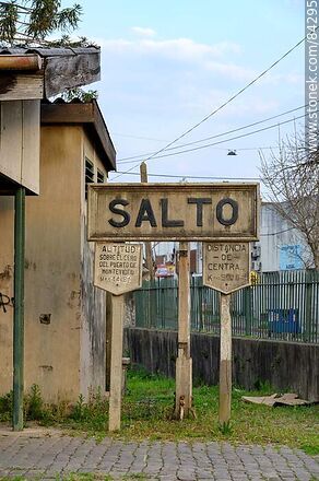 Salto train station. Station sign - Department of Salto - URUGUAY. Photo #84295