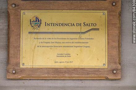Salto train station. Plaque to commemorate the Argentine presidential visit. - Department of Salto - URUGUAY. Photo #84308