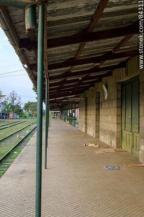 Estación de trenes de Salto. Andén de la estación - Departamento de Salto - URUGUAY. Foto No. 84311