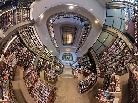 Vista en angulo muy abierto del la librería Puro Verso ex óptica Pablo Ferrando - Departamento de Montevideo - URUGUAY. Foto No. 84801