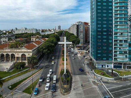 Vista aérea de la cruz del Papa y Bulevar Artigas al sur - Departamento de Montevideo - URUGUAY. Foto No. 84945