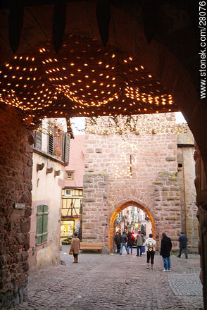 Casas y comercios de Riquewihr con adornos navideños - Región de Alsacia - FRANCIA. Foto No. 28076