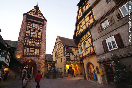 Casas y comercios de Riquewihr con adornos navideños - Región de Alsacia - FRANCIA. Foto No. 28079