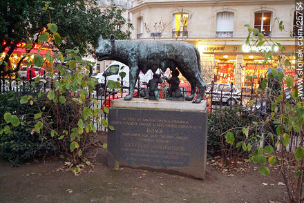 Estatua de Rómulo y Remo - París - FRANCIA. Foto No. 25754