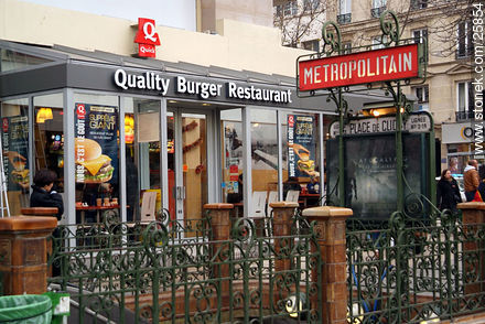 Estación Place de Clichy. Quality burger restaurant - París - FRANCIA. Foto No. 25854