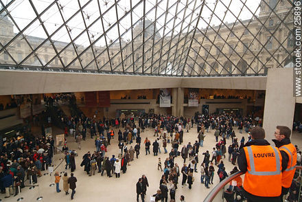 Guardias en el Museo del Louvre - París - FRANCIA. Foto No. 25896