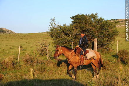 Campesino a caballo - Departamento de Lavalleja - URUGUAY. Foto No. 29785