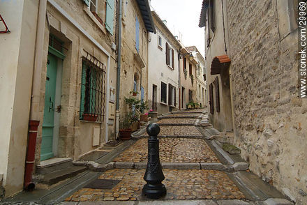 Small street in ARles - Region of Provence-Alpes-Côte d'Azur - FRANCE. Photo #29969