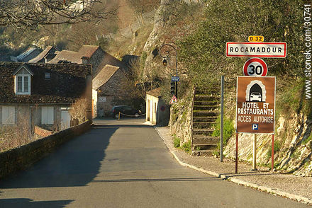 Entrada a Rocamadour. Ruta D32. - Región de Midi-Pyrénées - FRANCIA. Foto No. 30741