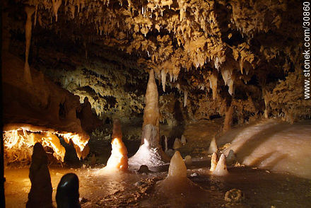 Estalactitas y estalagmitas en la gruta de la Gran Roca. Eyzies-de-Tayac-Sireuil - Aquitania - FRANCIA. Foto No. 30860