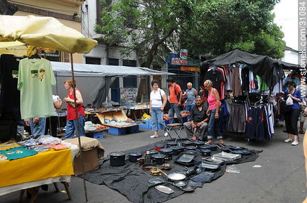 Tristan Narvaja market fair. Roasting pans and pots. - Department of Montevideo - URUGUAY. Photo #31084