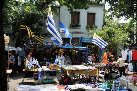 Tristan Narvaja market fair. Uruguayan flags. - Department of Montevideo - URUGUAY. Photo #31113