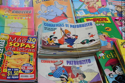 Feria de Tristán Narvaja. Área de libros y revistas. - Departamento de Montevideo - URUGUAY. Foto No. 31091