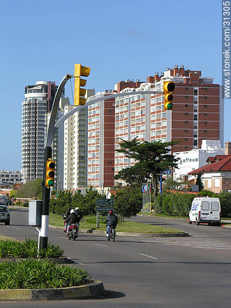 Avenida Artigas - Punta del Este y balnearios cercanos - URUGUAY. Foto No. 31305