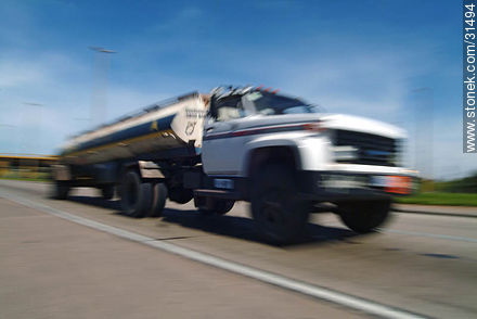 Camión cisterna de Ancap a velocidad por los accesos -  - IMÁGENES VARIAS. Foto No. 31494