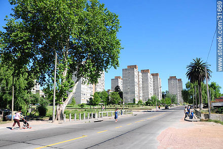 Complejo de viviendas Euskalerría. Calle Hipólito Yrigoyen - Departamento de Montevideo - URUGUAY. Foto No. 31669