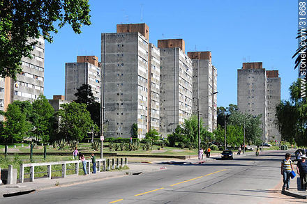 Complejo de viviendas Euskalerría. Calle Hipólito Yrigoyen - Departamento de Montevideo - URUGUAY. Foto No. 31668