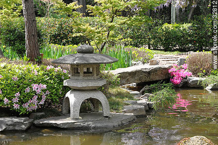 Linterna de piedra. Ishi-doro en el Jardín Japonés - Departamento de Montevideo - URUGUAY. Foto No. 32812
