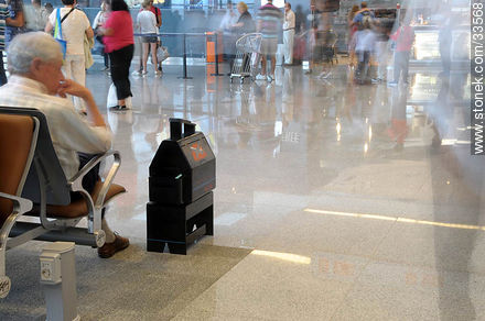 Carrasco International Airport. Shoeblack. - Department of Canelones - URUGUAY. Photo #33568