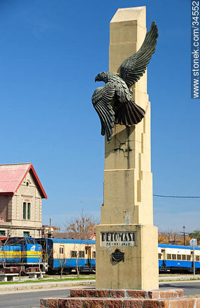 Águila en honor a de Detomasi (piloto de aviación) frente a la estación de ferrocarril - Departamento de San José - URUGUAY. Foto No. 34552
