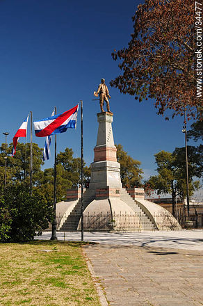 Plaza independencia en San José de Mayo. - Departamento de San José - URUGUAY. Foto No. 34477