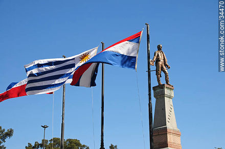 Independencia square. Monument to Artigas. Three main uruguayan flags. - San José - URUGUAY. Photo #34470