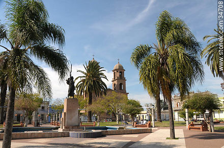 Plaza Constitución de Dolores. Cruzada de Dolores, acción de los 33 Orientales. - Departamento de Soriano - URUGUAY. Foto No. 34708