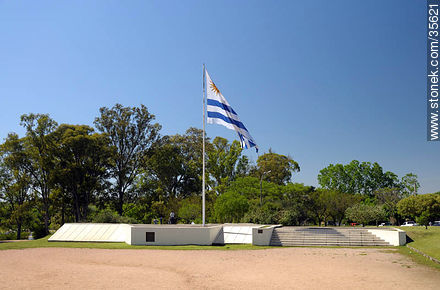 Plaza de la Bandera en el Prado de la Piedra Alta - Departamento de Florida - URUGUAY. Foto No. 35621