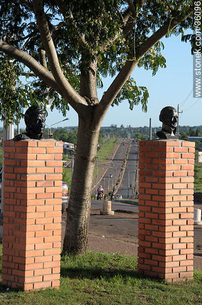 Avenida Baltasar Brum. Bustos de Artigas y San Martín - Departamento de Artigas - URUGUAY. Foto No. 36096