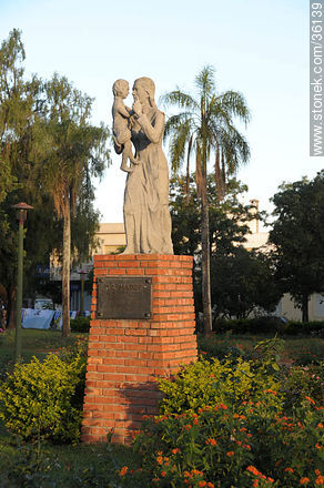Plaza José Batlle y Ordóñez - Departamento de Artigas - URUGUAY. Foto No. 36139