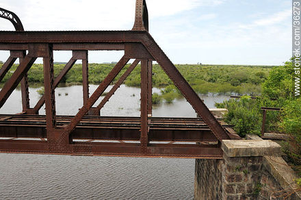 Puente ferroviario sobre el río Cuareim, en desuso. - Departamento de Artigas - URUGUAY. Foto No. 36273