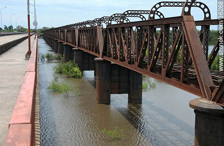 Puente ferroviario sobre el río Cuareim, en desuso. - Departamento de Artigas - URUGUAY. Foto No. 36268